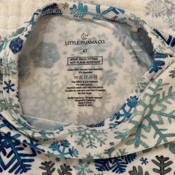 ❄️ snowflake ❄️ bamboo 2 piece pjs in size 4t. Great condition! - Picture 4 of 9